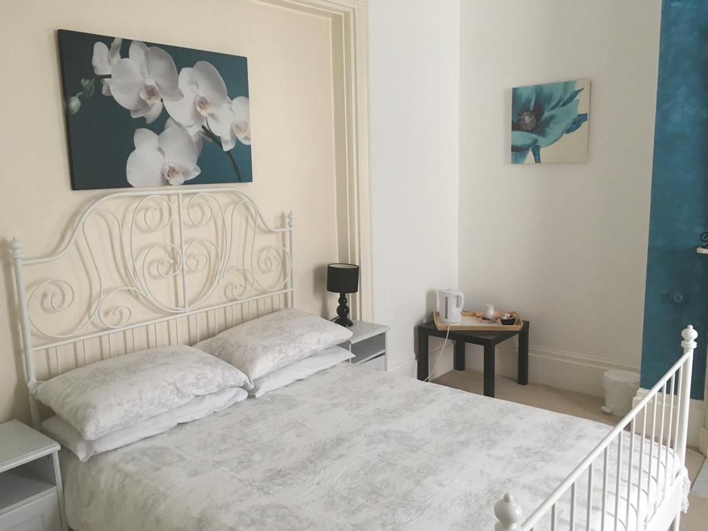 Bentons Guest House Cheltenham Bagian luar foto