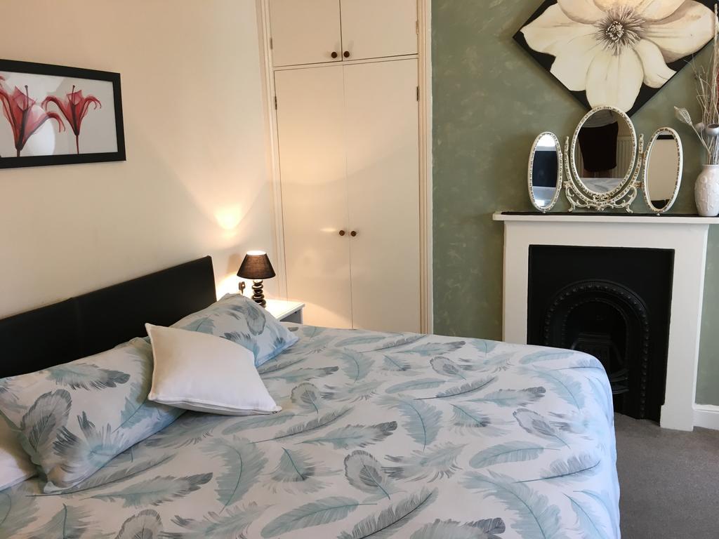 Bentons Guest House Cheltenham Bagian luar foto