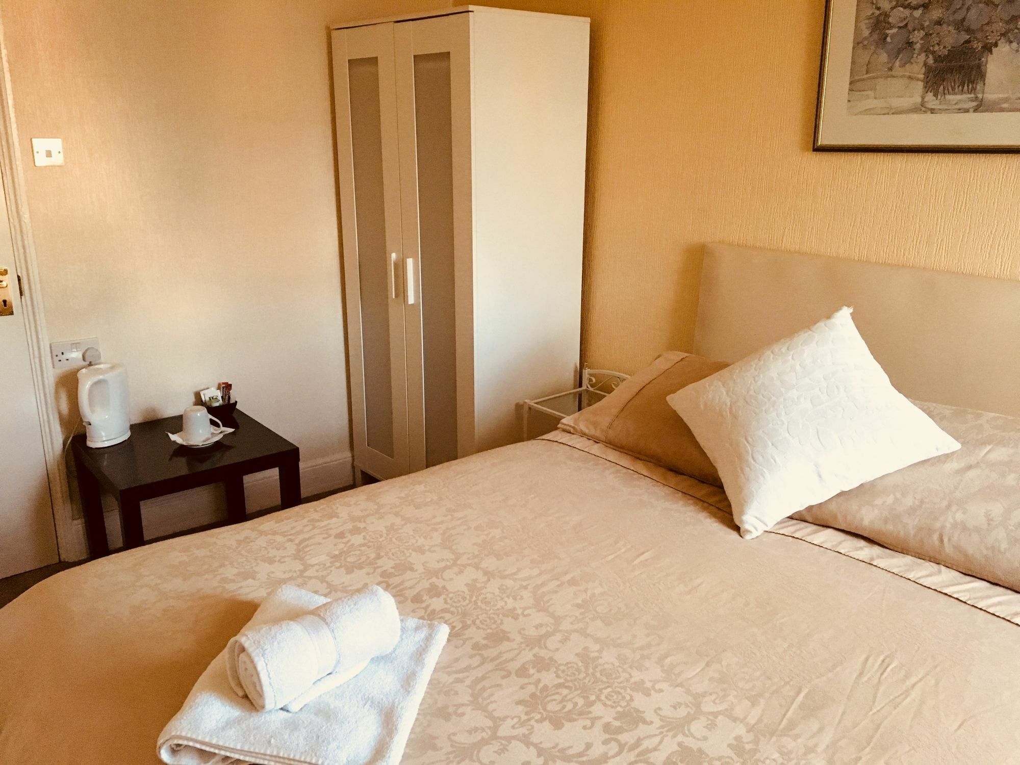 Bentons Guest House Cheltenham Bagian luar foto
